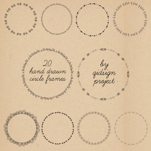 Puede incluir: 20 marcos circulares dibujados a mano por gidsign project. Los marcos son en blanco y negro y presentan varios diseños, incluyendo corazones, flechas y espirales.
