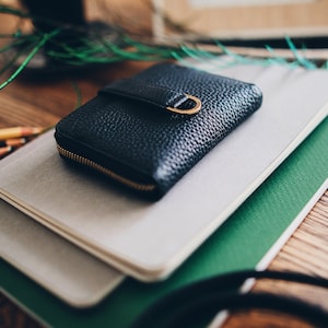 Cartera delgada para mujer. Tarjetero fino de piel con cremallera y caja de regalo - Vaultskin BELGRAVIA