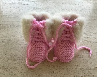 PRINTED KNITTING INSTRUCTIONS BABY SUPER FURRY 3 BUTTON BOOTIES KNITTING PATTERN
