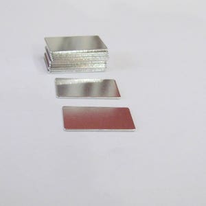 1/2 x 1 •• Espacios en blanco de aluminio • Calibre 20 • Espacios en blanco pulidos de primera calidad • Fáciles de estampar • Espacios en blanco pequeños para identificación • Espacios en blanco rectangulares • Suministros de joyería