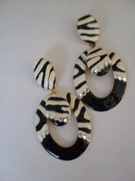 Jewelry Black & White Dangle Earrings Newburystre… - image 2