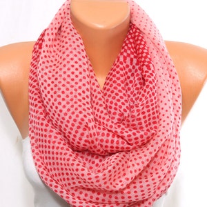 Peut inclure: Une &eacute;charpe infinie &agrave; pois rose et rouge. L'&eacute;charpe est faite d'un tissu doux et l&eacute;ger, parfait pour ajouter une touche de couleur &agrave; n'importe quelle tenue.