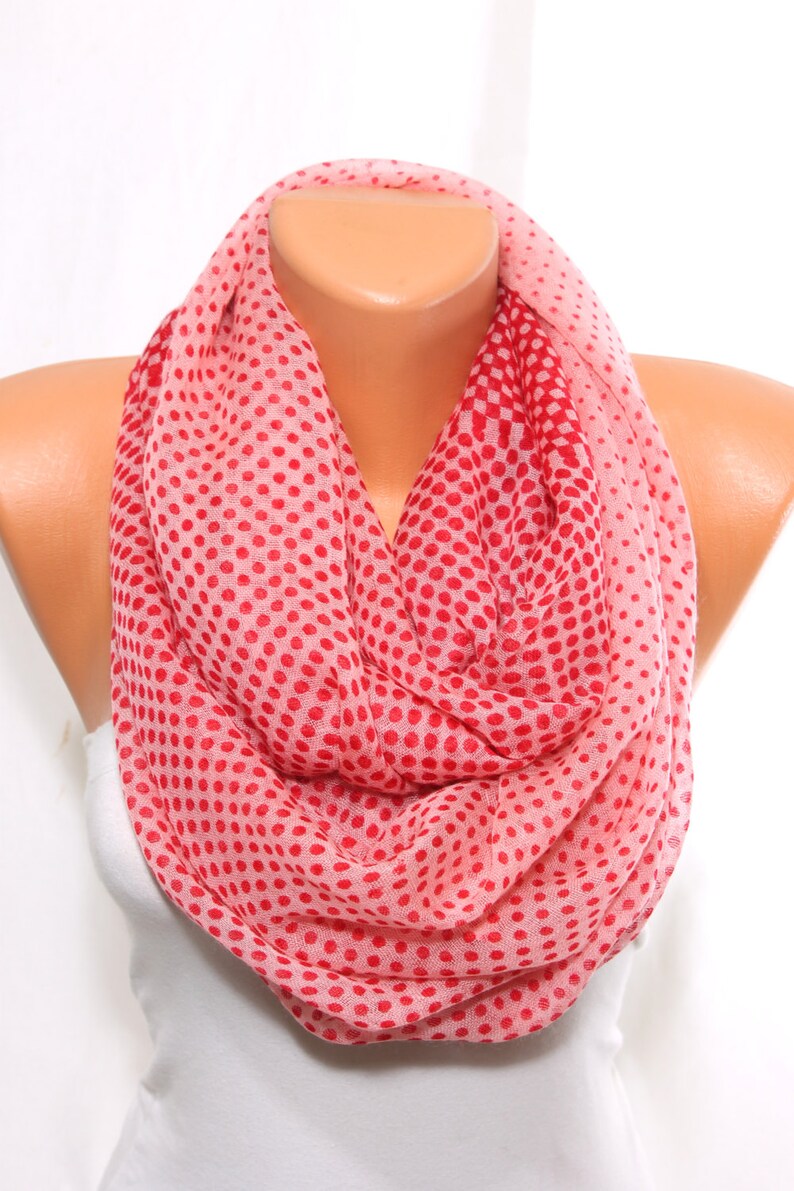 Peut inclure: Une &eacute;charpe infinie &agrave; pois rose et rouge. L'&eacute;charpe est faite d'un tissu doux et l&eacute;ger, parfait pour ajouter une touche de couleur &agrave; n'importe quelle tenue.