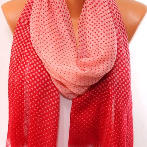 Peut inclure: Une &eacute;charpe &agrave; pois rouges et roses avec une bordure frang&eacute;e. L'&eacute;charpe est faite d'un tissu doux et l&eacute;ger.