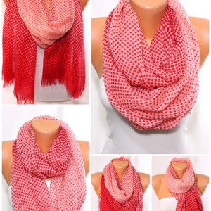 Peut inclure: Une &eacute;charpe &agrave; pois rouge et rose avec une bordure frang&eacute;e. L'&eacute;charpe est pr&eacute;sent&eacute;e de plusieurs fa&ccedil;ons, notamment enroul&eacute;e autour du cou et nou&eacute;e.