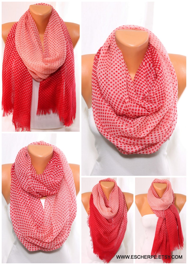 Peut inclure: Une &eacute;charpe &agrave; pois rouge et rose avec une bordure frang&eacute;e. L'&eacute;charpe est pr&eacute;sent&eacute;e de plusieurs fa&ccedil;ons, notamment enroul&eacute;e autour du cou et nou&eacute;e.