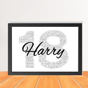 Könnte beinhalten: Schwarz-weißes Wortwolken-Kunstdruck in Form der Zahl 18 mit dem Namen Harry in großer Schrift. Die Wortwolke enthält Wörter wie "Happy Birthday", "Freunde", "Familie", "Liebe", "Reisen", "Sport", "Musik", "Spaß" und "Pizza".