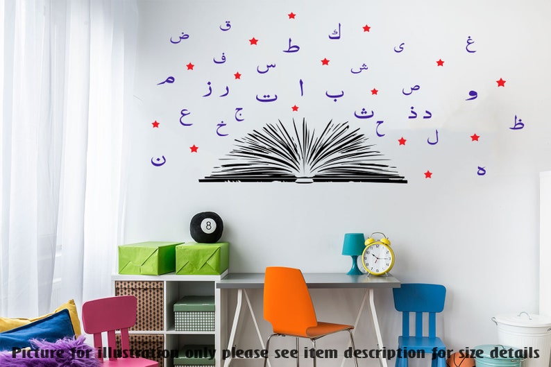 Pu&ograve; includere: Un adesivo da parete a forma di libro aperto in bianco e nero con lettere arabe e stelle rosse che lo circondano. L'adesivo &egrave; su una parete bianca con una tenda bianca sullo sfondo.