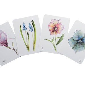 4 frühlingshafte Blumenpostkarten, Pastell rosa Magnolie, hellblauer Traubenhyazinthe, lachs Stiefmütterchen und türkisen Hortensienblüte