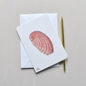 gezeichnetes Meerohr als Karte in lachs-orange-weiß, Postkarte mit Meeresschnecke, meeriges Tiermotiv Papeterie, Geschenk für Meeresbiologin