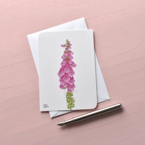 Könnte beinhalten: Ein Set aus drei Keramikbechern mit gesprenkelter, matter Oberfläche. Die Becher sind in Creme-, Hellgrau- und Dunkelgrautönen gehalten. Jeder Becher hat ein schlichtes, minimalistisches Design.