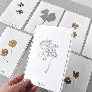 Grußkarte mit echtem Glücksklee, Glücksbringer, Herbar-Karten mit Pflanzen, Kleeblätter, getrocknete Blumen, Herbarium, Glücksklee, Wichteln