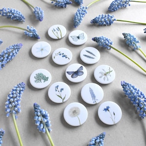 handgefertigte Magnete und Button,Accessoires mit Blüten wie Tapete, Muscari, Vergissmeinnicht, Pusteblume und Kornblume oder Federn, blau