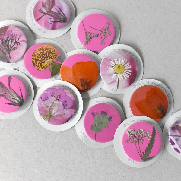 1 Button mit echten Pflanzen zum anstecken,Broschen Blüten,Accessoires,Blütenschmuck,kleine Präsente,Wichtelgeschenk,Adventskalenderfüllung