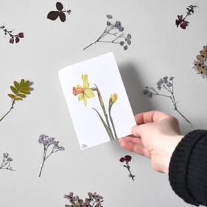 Österliche Narzissen Postkarte in gelb-grün, DIN A6 große Osterglocke als kleines Wandbild oder Lesezeichen für Bullet Journal