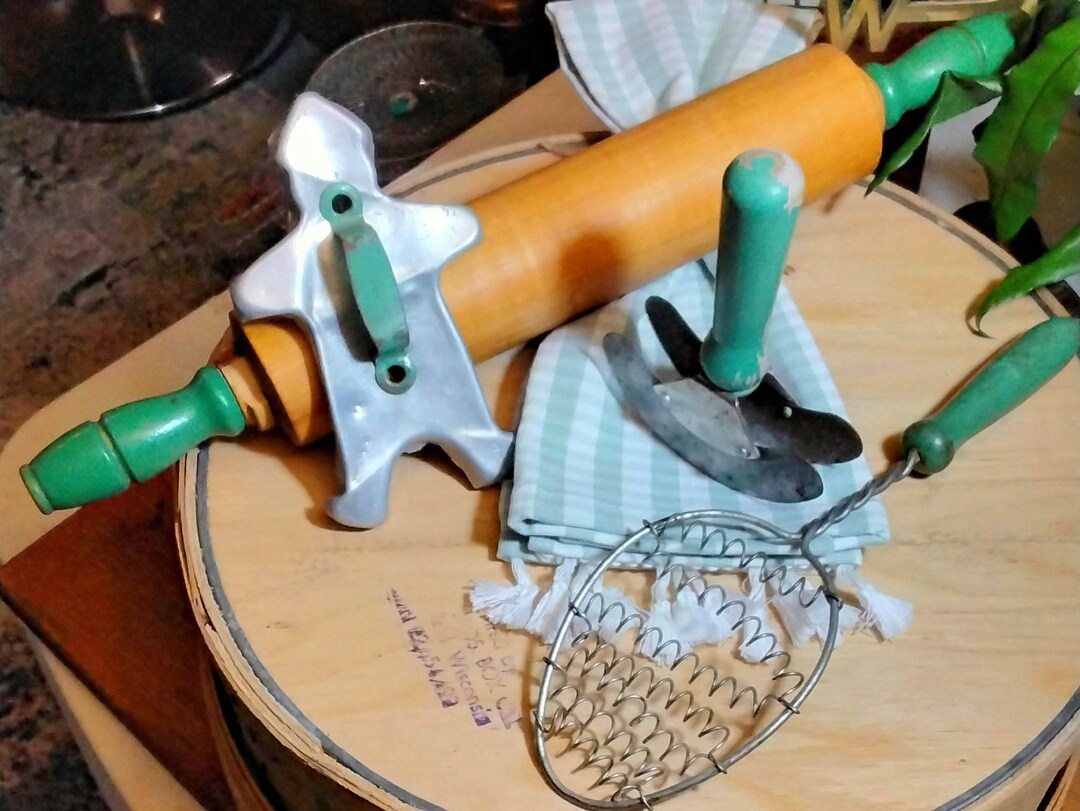 Vintage Kitchen Utensils Green Wood Handles 10rolling Etsy