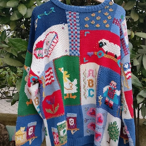 Puede incluir: Un juego de tres tazas de cerámica con un acabado mate moteado. Las tazas son de color crema, gris claro y gris oscuro. Cada taza tiene un diseño simple y minimalista y un asa redondeada.