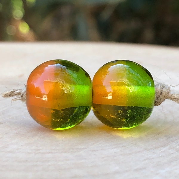 Lot de 2 perles artisanales en verre filé à la flamme transparentes vert anis, orange