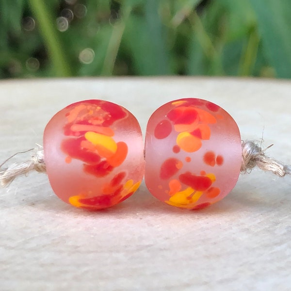 Perles artisanales en verre filé rouge, orange, jaune, contemporain, abstrait, perles en verre mates