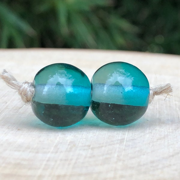 Duo de perles en verre filé émeraude, gris transparent, perles de verre artisanales, perles bicolores