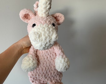 Petit modèle au crochet super doux chenille licorne Lovey - jouet pour bébé ou enfant au crochet