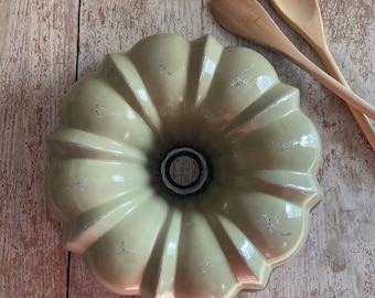 Vintage Avocado Green Bundt Pan | Cast Aluminum Baking Mold Non Stick Interior | Jello Salad Mold with Fluted Tube