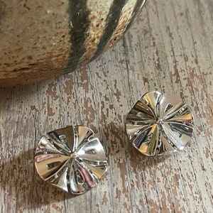 Vintage Lisner Silvertone Round Clip-on Sandollar Shape Earrings | Classic Metallic Ladies Jewelry | Chrome Earrings