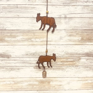 Campana de viento rústica occidental con forma de burro doble de pie y mula Nana Bell