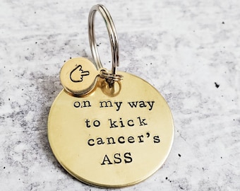 Porte-clés Sur mon chemin pour botter le cul ou les fesses d'un cancer - Cadeau inspirant pour lutter contre le cancer - Cadeau guerrier - Porte-clés motivant pour la chimiothérapie