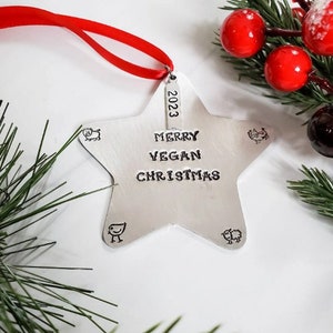 MERRY VEGAN CHRISTMAS Star Ornament with Cute Farm Animals - Holiday Wall Decor - Christmas Tree Gift for Vegan Family - Animal Lover Decor