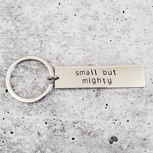 Porte-clés de barre PETIT MAIS PUISSANT - Cadeau de motivation - Porte-clés inspirant - Porte-clés unisexe personnalisé - Cadeau pour adolescente - Cadeau de remise des diplômes