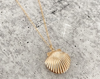 Seashell Locket Necklace - Vintage Style Scallop Gold Charm - Beach Style for Her - Mermaid Lover Pendant - Gift for Girls - Grandma Gift