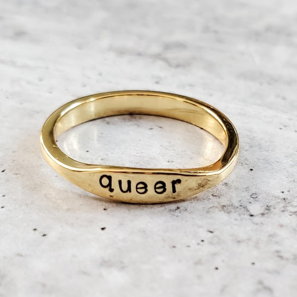 Bague délicate QUEER - Bijoux de fierté LGBTQIA+ - Accessoire mignon pour LGBTQ - Cadeau pour un ami genderqueer - Bague non binaire - Genderfluid