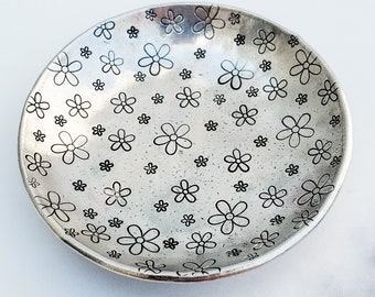 Daisy Ring Dish - Pewter Flower Trinket Dish - Ring Dish for Daisy Lover - Personalized Flower Ring Dish for Mom - Birthday Gift for Her