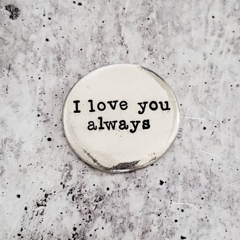 Peut inclure: Breloque en argent grav&eacute; avec le texte "I love you always".