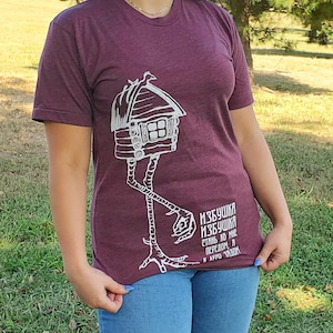 Unisex t-shirt - Russisch volksverhaal - Baba Yaga- Cabine op Kip benen grafisch geïllustreerd t-shirt