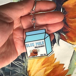 Llavero acrílico de cartón de leche azul
