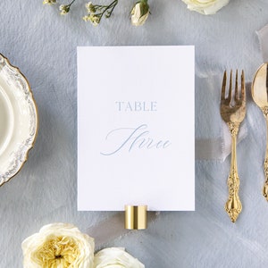 Placas numéricas de mesa azul empoeirada