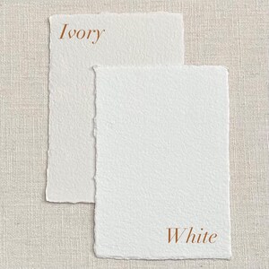 Peut inclure: Deux feuilles de papier rectangulaires &agrave; bords effiloch&eacute;s et textur&eacute;s. La feuille en haut &agrave; gauche porte l'inscription Ivory en lettres marron, et celle en bas &agrave; droite porte l'inscription White en lettres marron. Papier fibreux.