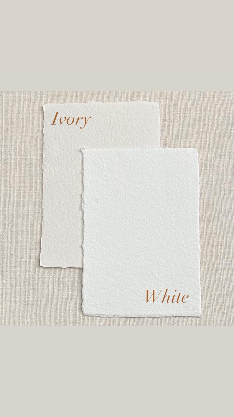 Peut inclure: Deux feuilles de papier rectangulaires &agrave; bords effiloch&eacute;s et textur&eacute;s. La feuille en haut &agrave; gauche porte l'inscription Ivory en lettres marron, et celle en bas &agrave; droite porte l'inscription White en lettres marron. Papier fibreux.