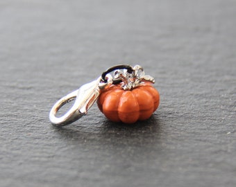MINI PUMPKIN removable stitch marker or progress marker. Fits up to 4mm (American size 6) needle.