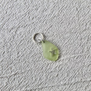 Resin &#39;sea glass&#39; snag free stitch marker for knitting. Fits knitting needle sizes (up to 6.5mm or US10 1/2 needle).