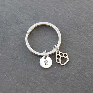 Sleutelhanger met pootafdruk met optionele handgestempelde gepersonaliseerde bedel.