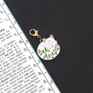 ARCTIC FOX progress keeper or stitch marker for knitting & crochet. Fits 4mm US 6 knitting needle. image 2