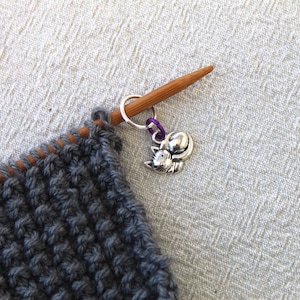 CAT snag free stitch marker for knitting. Fits knitting needle sizes (up to 6.5mm or US10 1/2 needle).
