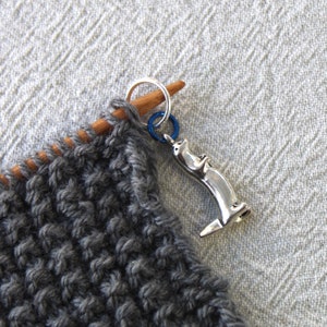 OTTER snag free stitch marker for knitting. Fits knitting needle sizes (up to 6.5mm or US10 1/2 needle).