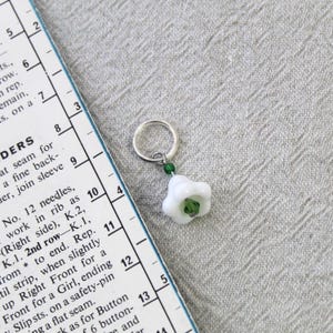 SNOWDROP snag free stitch marker for knitting. Fits knitting needle sizes (up to 6.5mm or US10 1/2 needle).