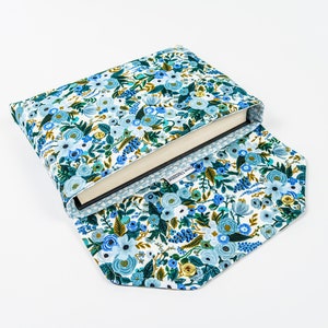 Rifle Paper Co Fabric Garden Party Roze Blauw Petite Deluxe Boekenhoes Volledige omslag High End Custom Gift BookTok Lente Bloemenontwerper afbeelding 3