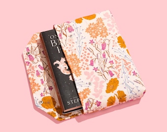 Umschlag Buchhülle mit Verschluss Deluxe Buchhülle Volle Abdeckung High End Individuell Geschenk BookTok Floral Designer Cream Bluebell Schutzbuch