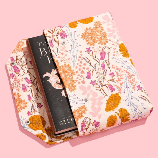 Enveloppe Book Sleeve avec fermeture Deluxe Book Sleeve Couverture complète Haut de gamme Cadeau personnalisé BookTok Floral Designer Cream Bluebell Livre de protection